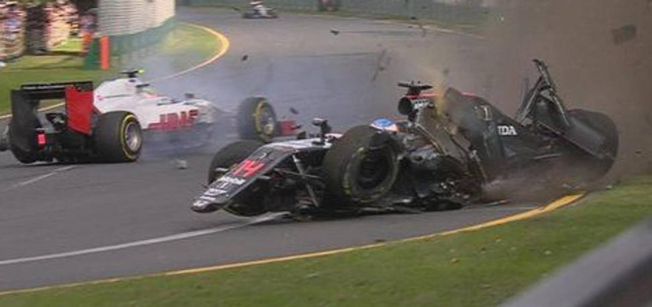 La McLaren di Alonso semidistrutta viaggia a 200 all&#39;ora verso la via di fuga dopo l&#39;incidente con Gutierrez 